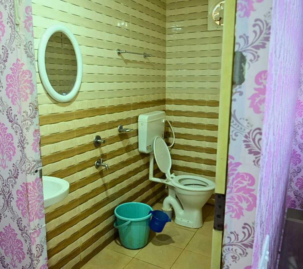 tezort single cottahe toilet
